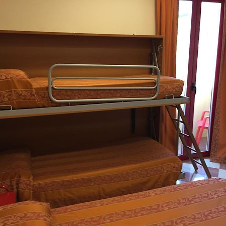 Hotel Fiorella Senigália Quarto foto