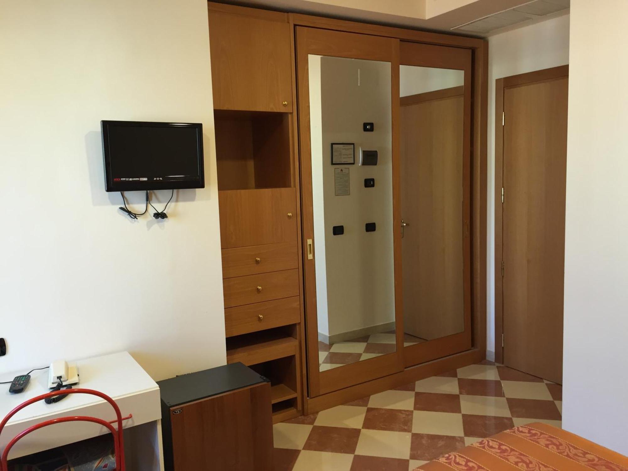 Hotel Fiorella Senigália Quarto foto