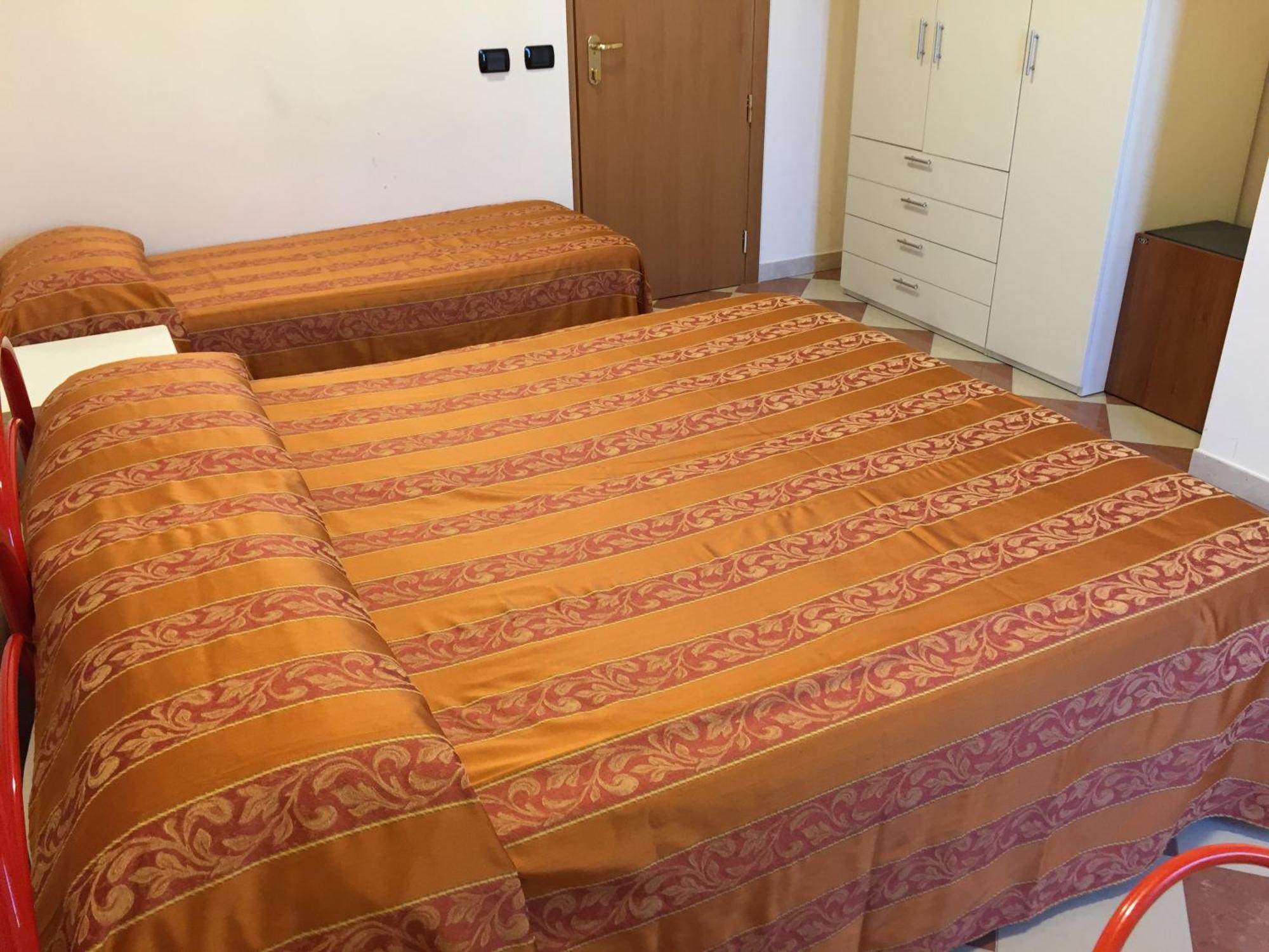 Hotel Fiorella Senigália Quarto foto