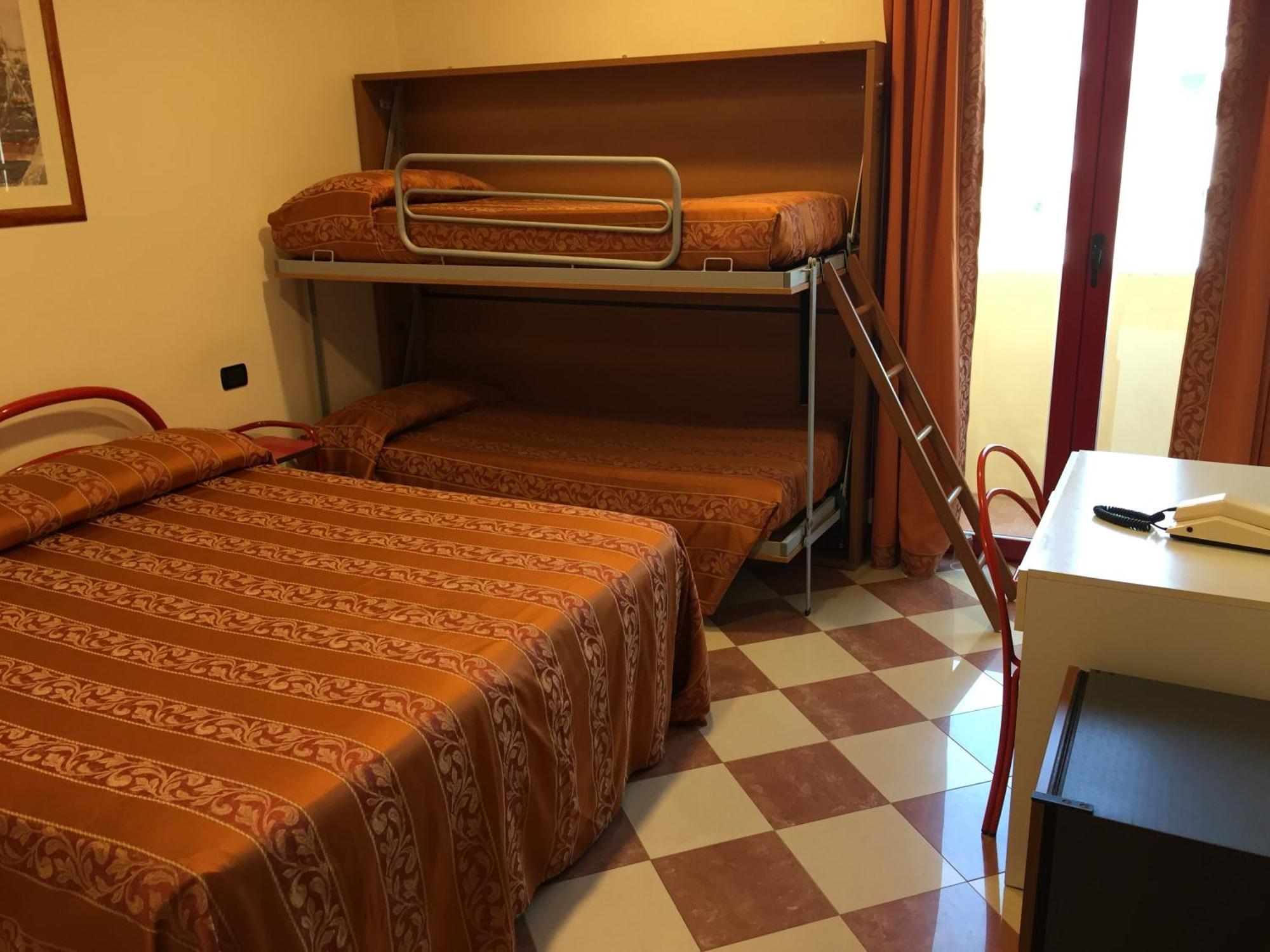 Hotel Fiorella Senigália Quarto foto