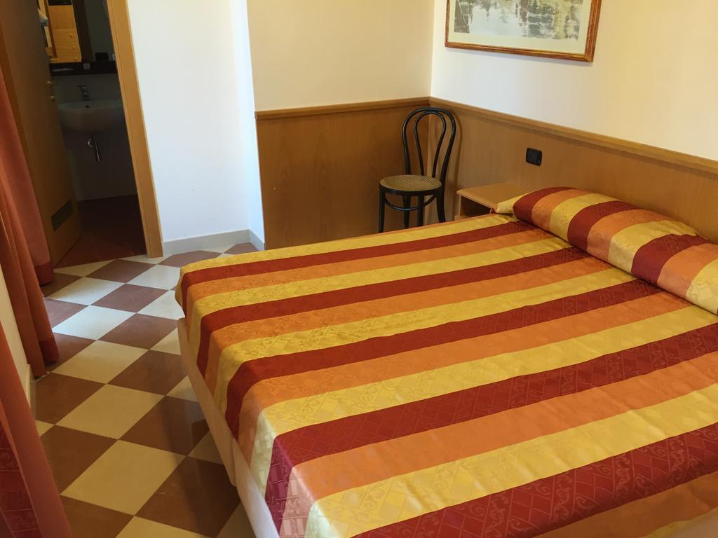 Hotel Fiorella Senigália Quarto foto