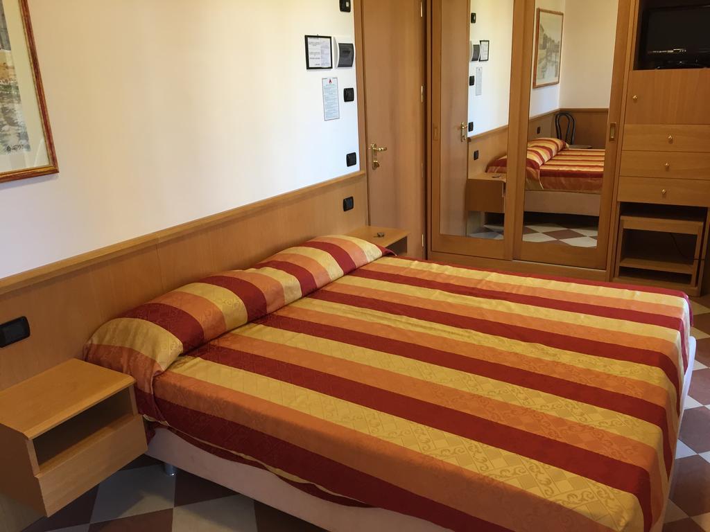 Hotel Fiorella Senigália Quarto foto