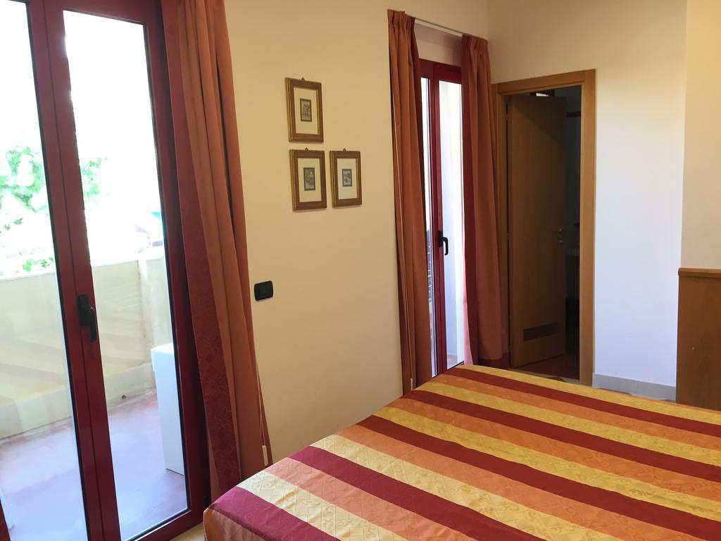 Hotel Fiorella Senigália Quarto foto